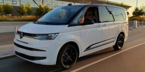 Volkswagen Multivan T7 należący do Edition Cars Wypożyczalnia samochodów Gdańsk na tle lotniska w Gdańsku