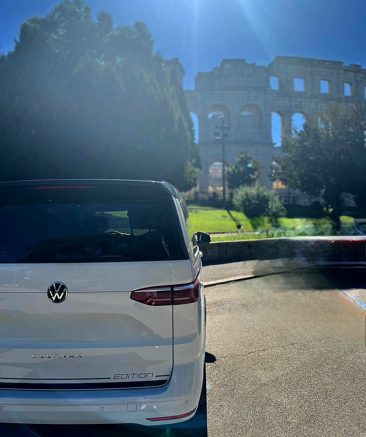 Volkswagen Multivan T7 należący do Edition Cars Wypożyczalnia Samochodów Gdańsk na tle starego miasta