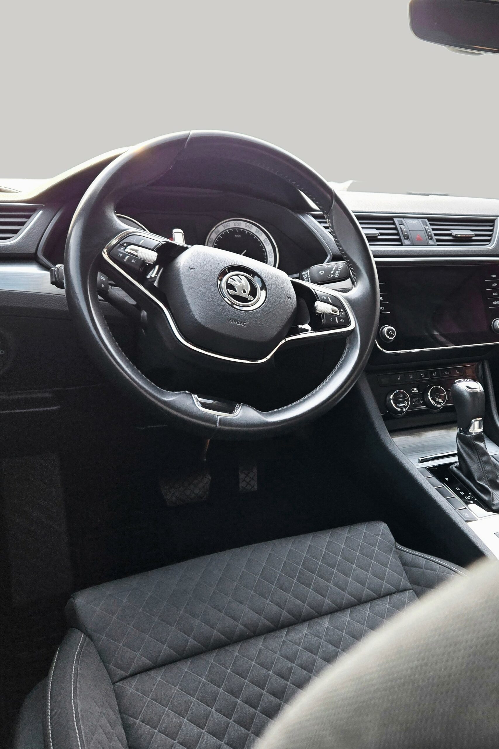 Wnętrze skody superb którą można wynająć w wypożyczalni samochodów Edition Cars